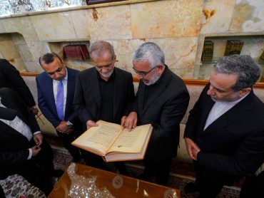 تشرف رئیس جمهور ایران به حرم مطهر امیرالمومنین علیه السلام