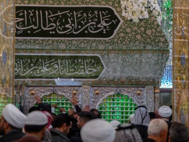 آیین تعویض روپوش فاخر ضریح حرم مطهر علوی در آستانه میلاد نور