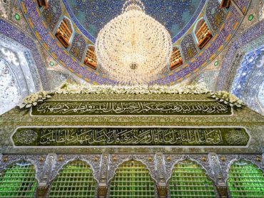 گل‌آرایی مضجع شریف امیرالمؤمنین علیه‌السلام در آستانه عید مبعث