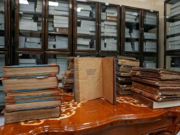 اهدای ۲۹ نسخه خطی و ۵ جلد کتاب نادر از آیت الله آل یاسین(قدس سره) به کتابخانه روضه الحیدریه
