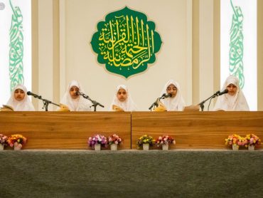برپایی محفل قرآنی ویژه ماه رمضان برای دختران نوجوان در حرم مطهر علوی