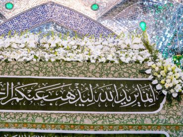 گل‌آرایی مضجع شریف امیرالمؤمنین علیه‌السلام در آستانه عید مبعث