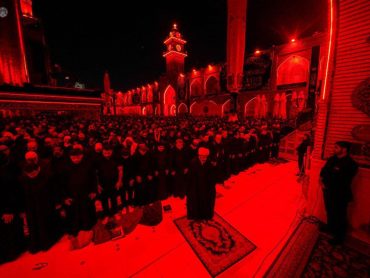 اقامه نماز صبح روز شهادت در فضای حزن‌انگیز حرم امام علی علیه‌السلام