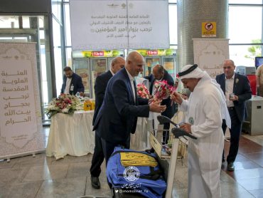 استقبال هیئت آستان مقدس علوی از حجاج بیت الله الحرام در فرودگاه نجف با شال و دسته گل