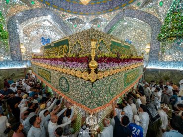 در روز عید غدیر، در جوار مرقد امام علی علیه‌السلام، گل‌ها عطرافشانی و دست‌ها بیعت می‌کنند